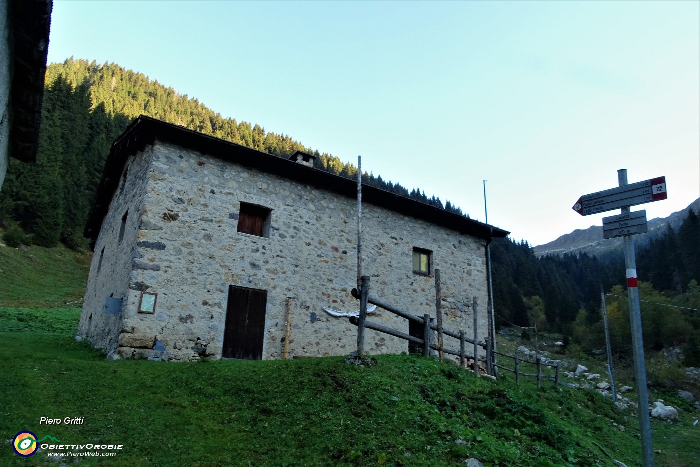 14 Alla localita Forno (1472 m) proseguo non sul sent. 112 a sx, ma a dx ....JPG